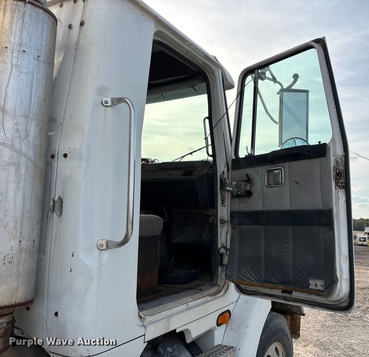 image for item ED2356 1995 WhiteGMC fertilizer delivery truck