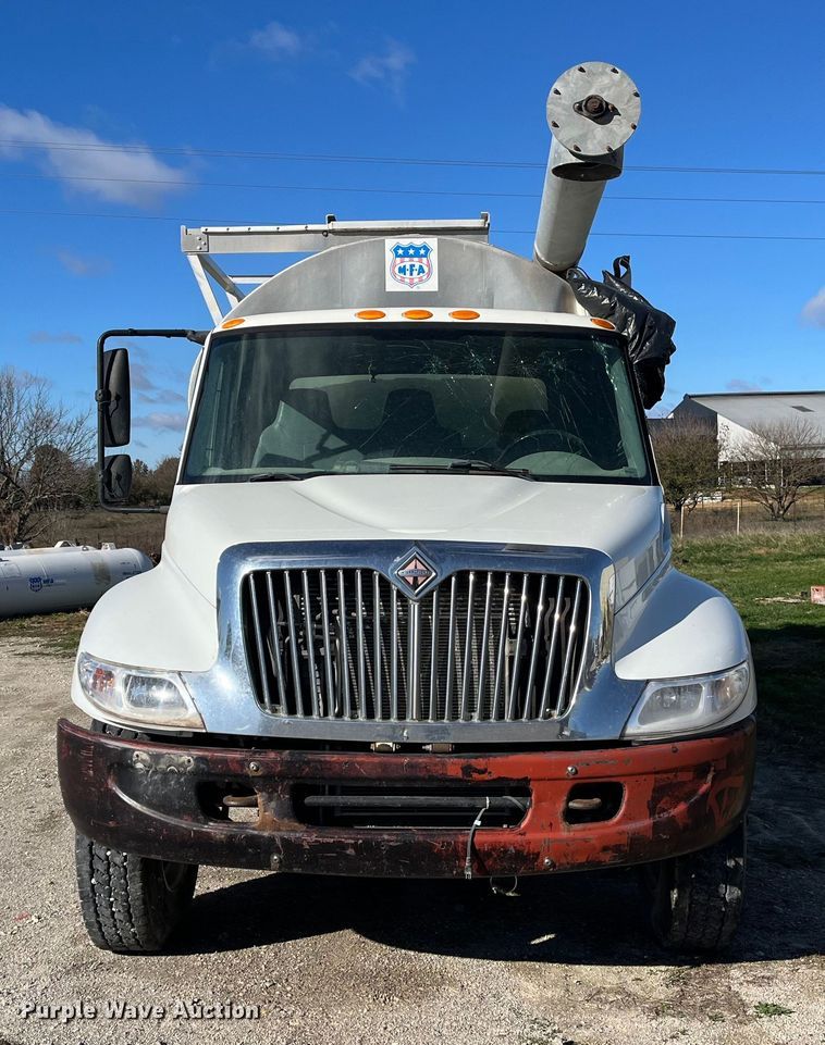 image for item ED2362 2005 International 4300 feed delivery truck