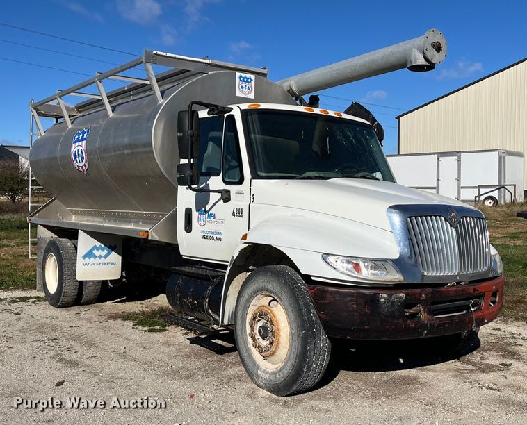 image for item ED2362 2005 International 4300 feed delivery truck