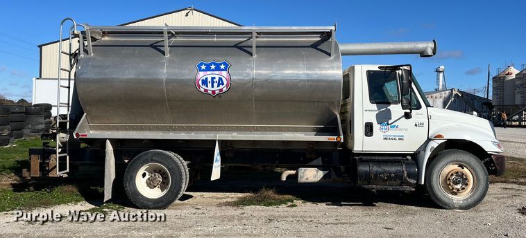 image for item ED2362 2005 International 4300 feed delivery truck
