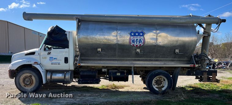 image for item ED2362 2005 International 4300 feed delivery truck