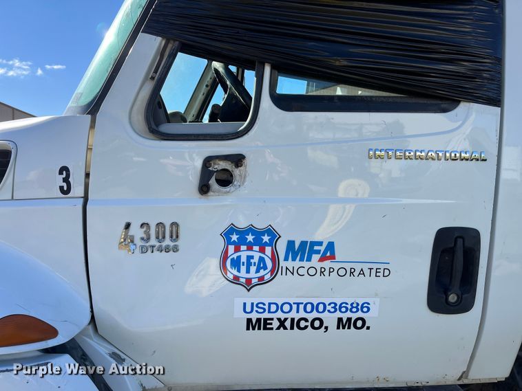 image for item ED2362 2005 International 4300 feed delivery truck