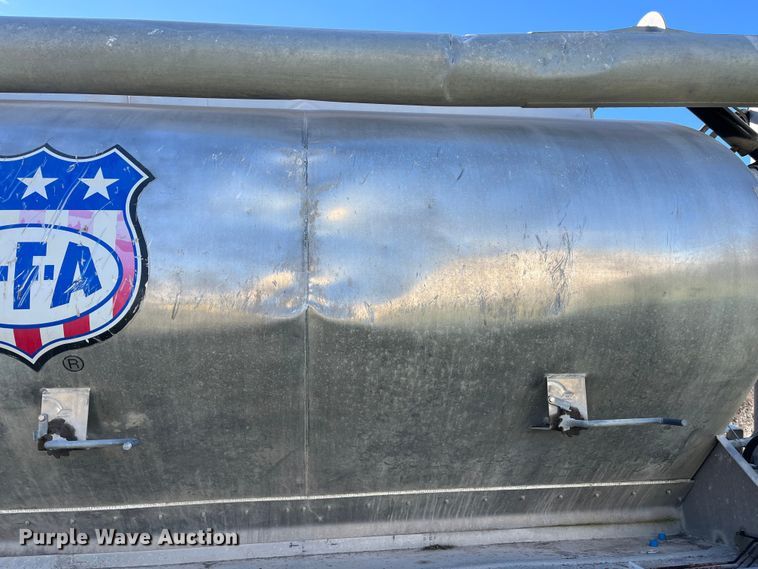 image for item ED2362 2005 International 4300 feed delivery truck