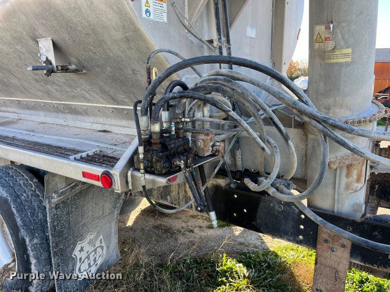 image for item ED2362 2005 International 4300 feed delivery truck