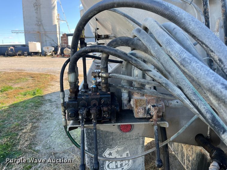 image for item ED2362 2005 International 4300 feed delivery truck