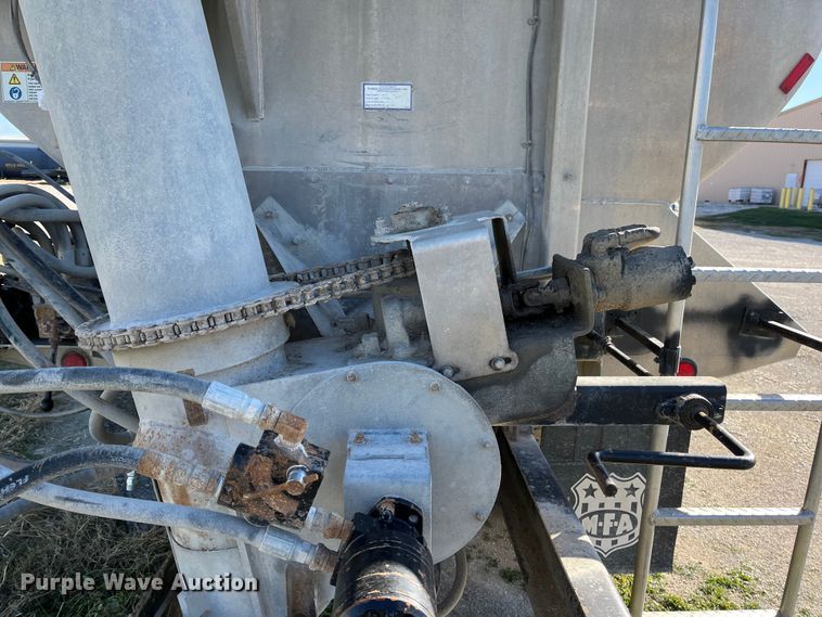 image for item ED2362 2005 International 4300 feed delivery truck