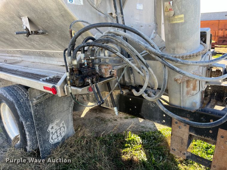 image for item ED2362 2005 International 4300 feed delivery truck