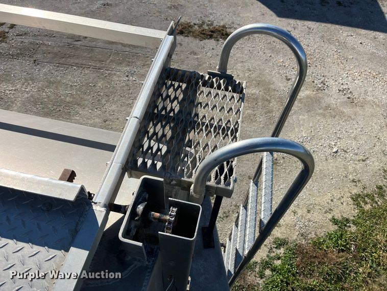 image for item ED2362 2005 International 4300 feed delivery truck