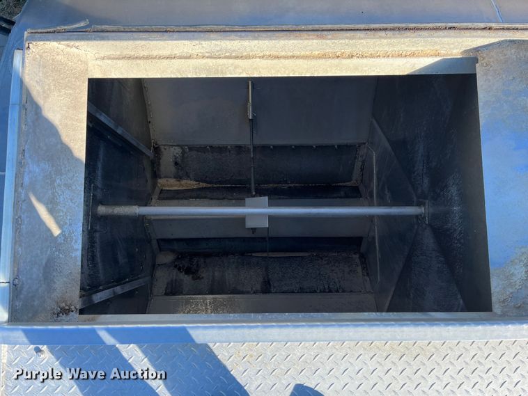 image for item ED2362 2005 International 4300 feed delivery truck