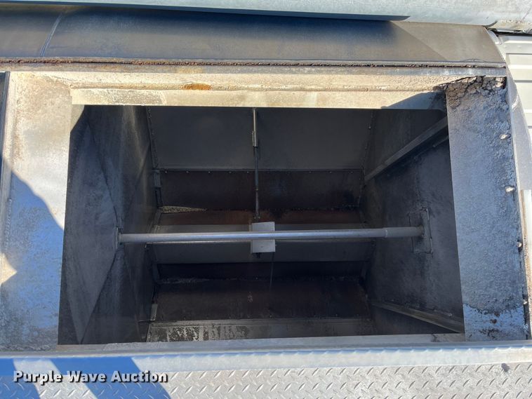 image for item ED2362 2005 International 4300 feed delivery truck