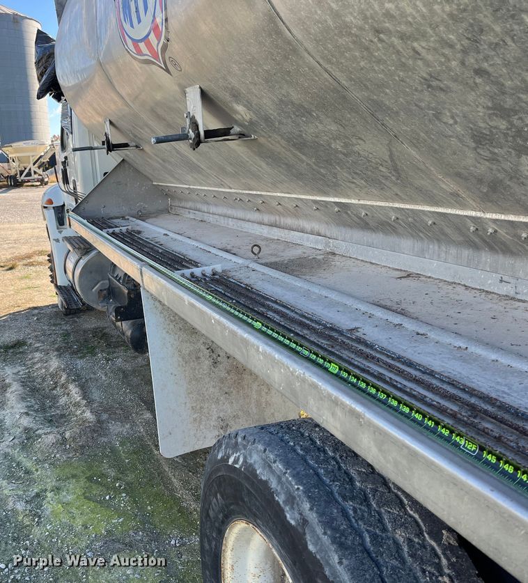 image for item ED2362 2005 International 4300 feed delivery truck