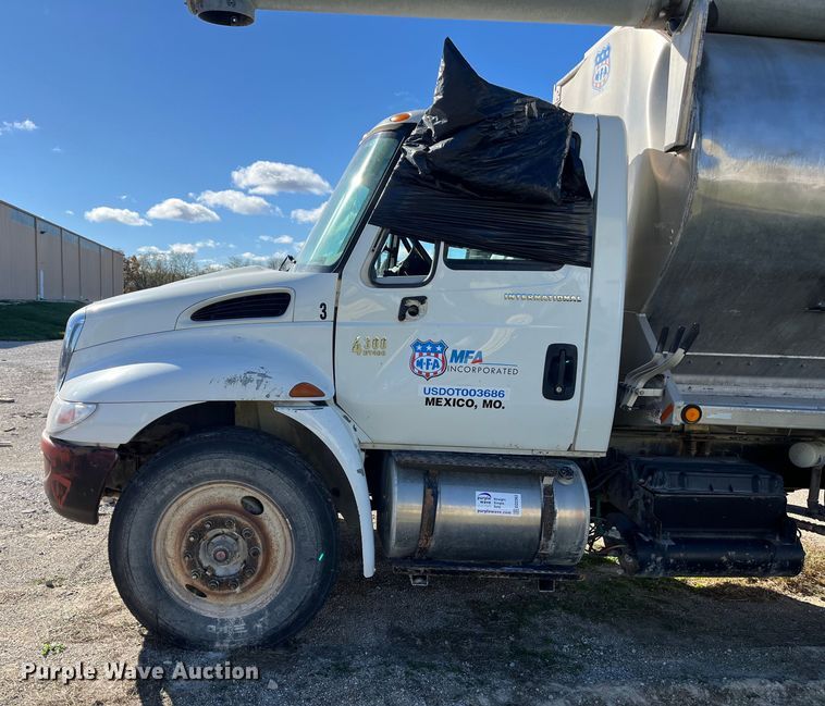 image for item ED2362 2005 International 4300 feed delivery truck