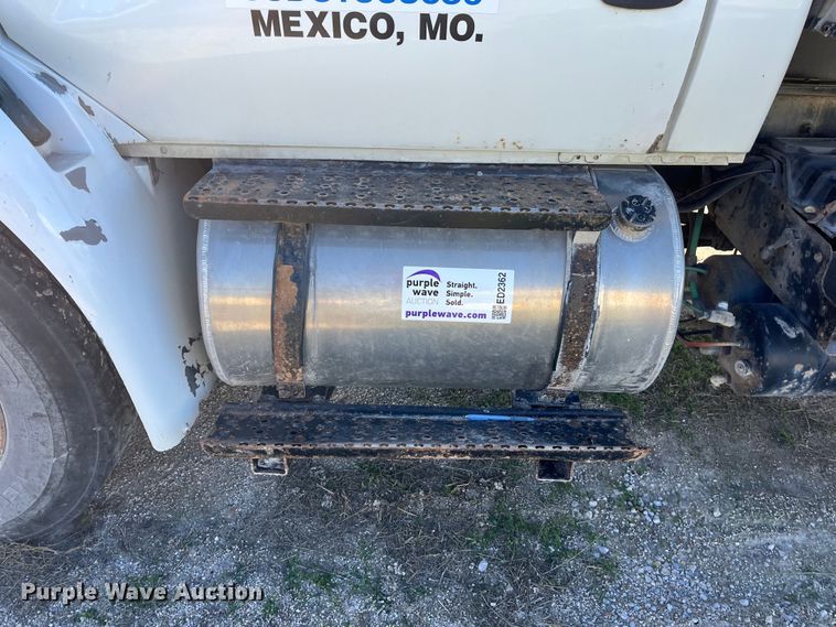 image for item ED2362 2005 International 4300 feed delivery truck