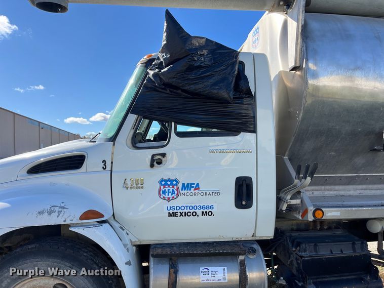 image for item ED2362 2005 International 4300 feed delivery truck