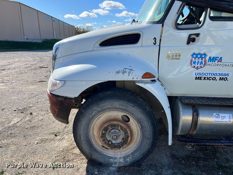 image for item ED2362 2005 International 4300 feed delivery truck