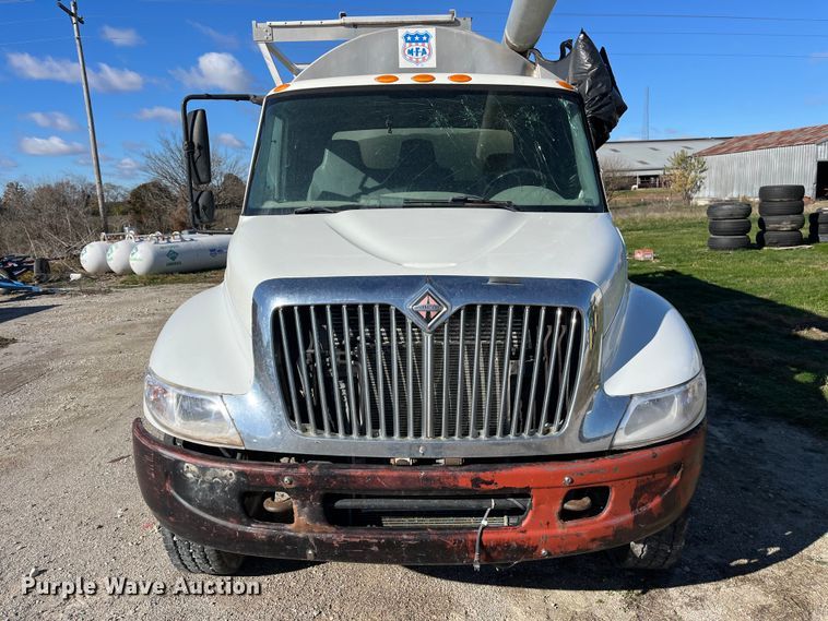 image for item ED2362 2005 International 4300 feed delivery truck