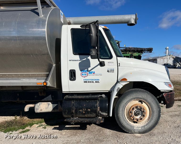 image for item ED2362 2005 International 4300 feed delivery truck