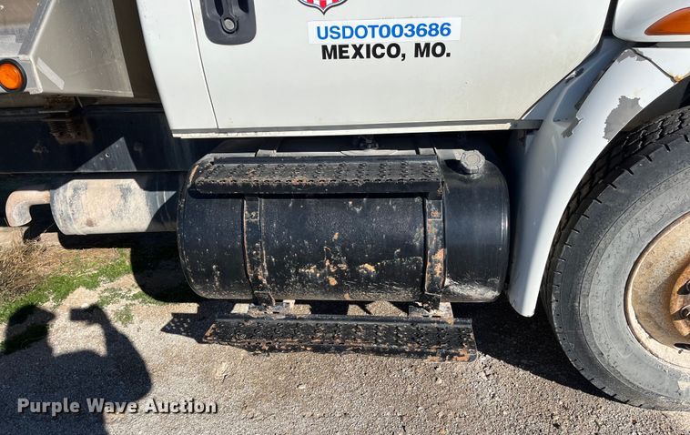 image for item ED2362 2005 International 4300 feed delivery truck