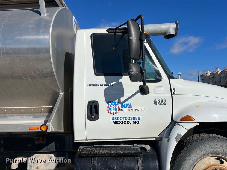 image for item ED2362 2005 International 4300 feed delivery truck