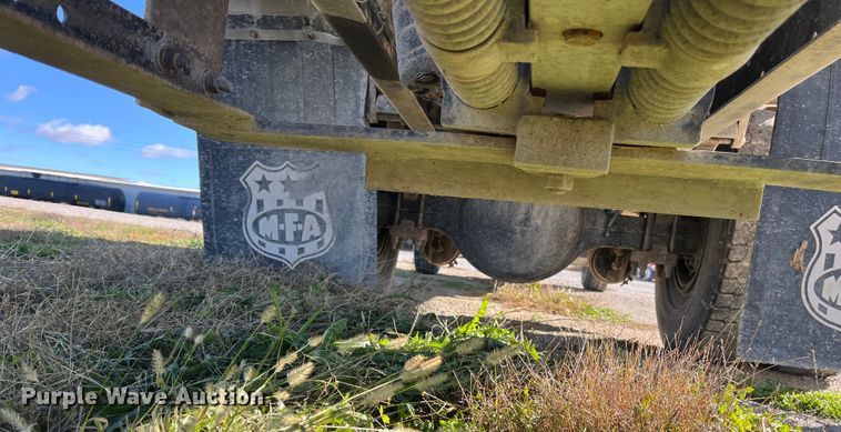 image for item ED2362 2005 International 4300 feed delivery truck