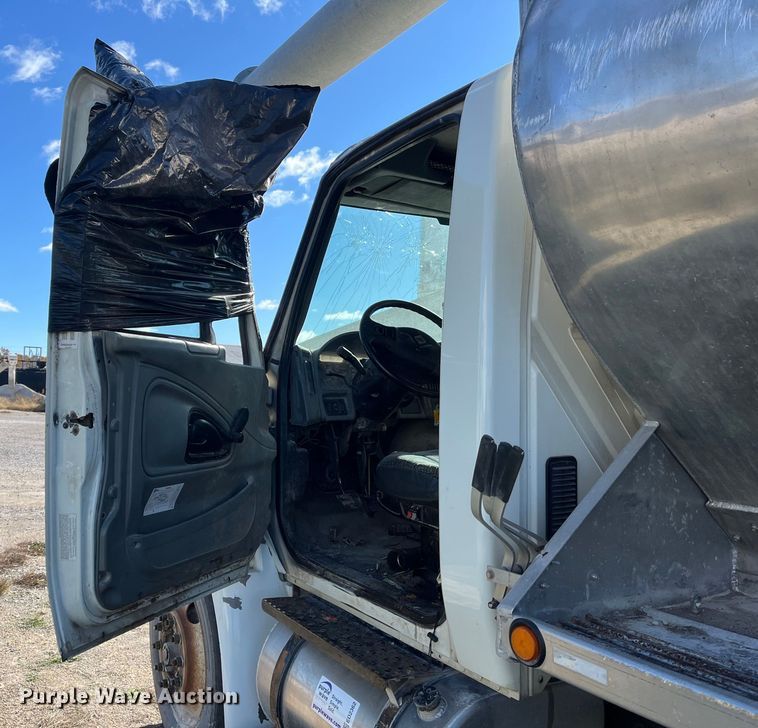 image for item ED2362 2005 International 4300 feed delivery truck