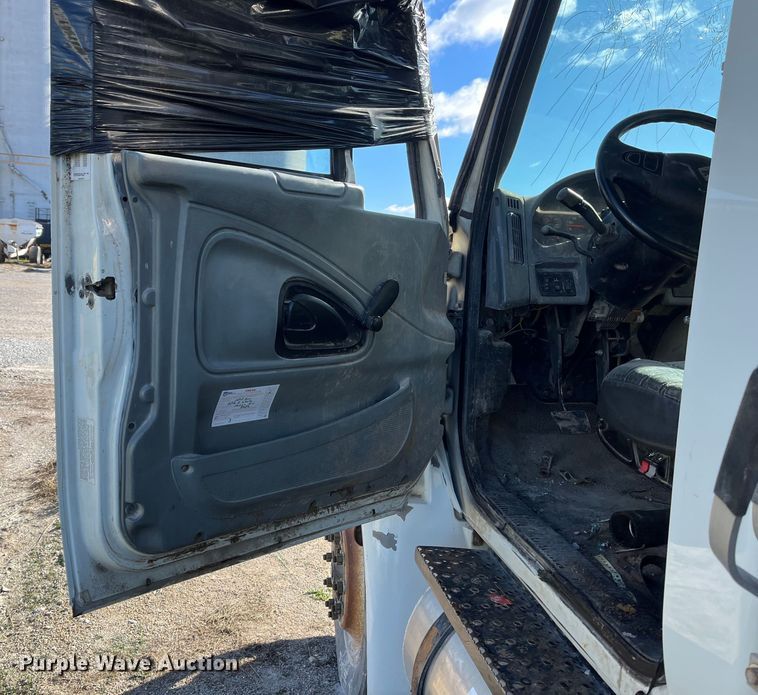 image for item ED2362 2005 International 4300 feed delivery truck