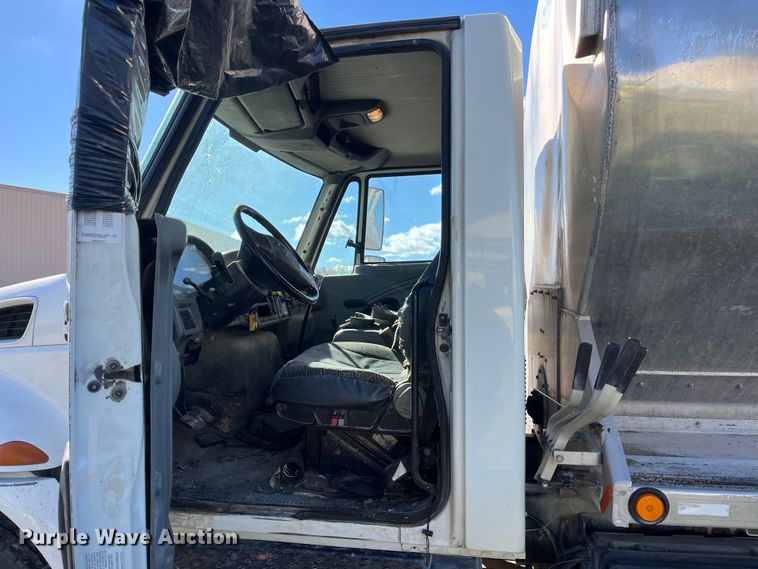 image for item ED2362 2005 International 4300 feed delivery truck