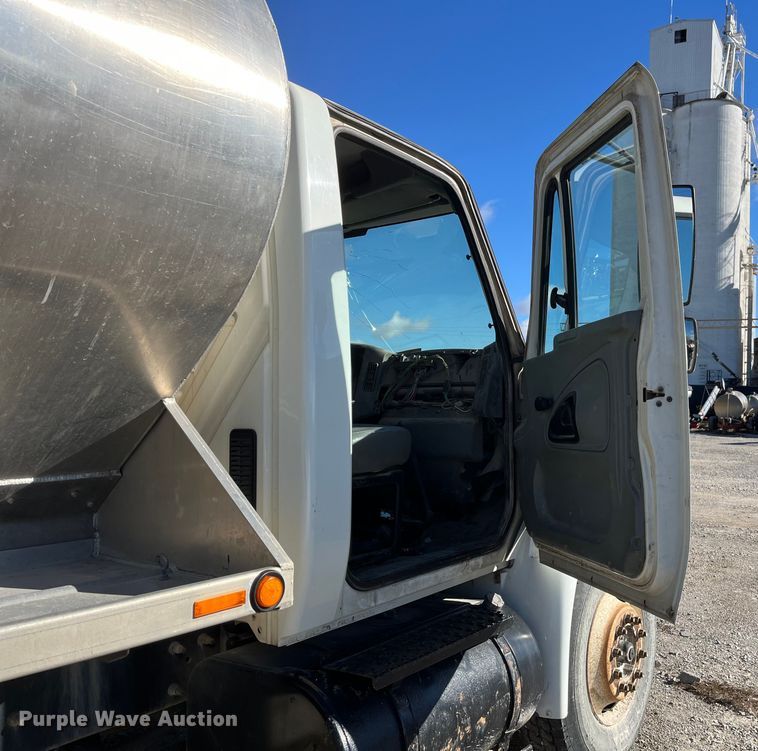 image for item ED2362 2005 International 4300 feed delivery truck