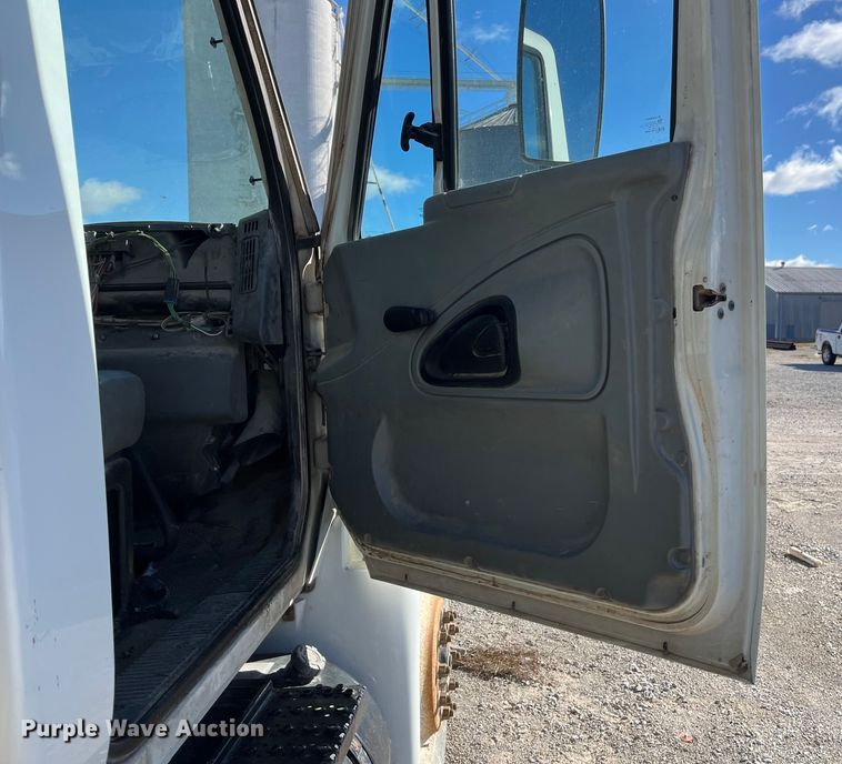 image for item ED2362 2005 International 4300 feed delivery truck