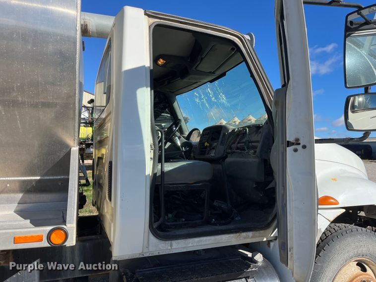 image for item ED2362 2005 International 4300 feed delivery truck