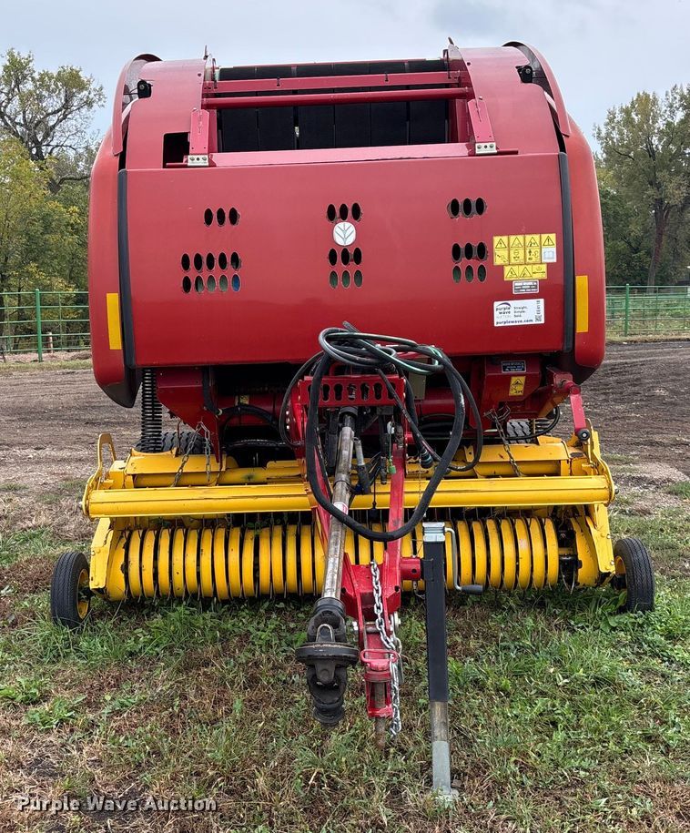 image for item EE4118 2017 New Holland Roll Belt 460 Cropcutter round baler