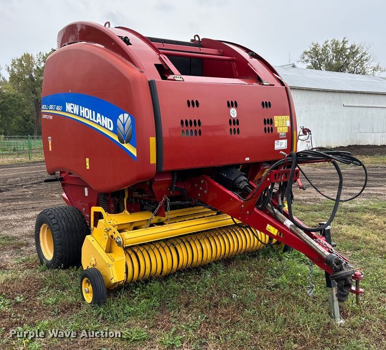 image for item EE4118 2017 New Holland Roll Belt 460 Cropcutter round baler