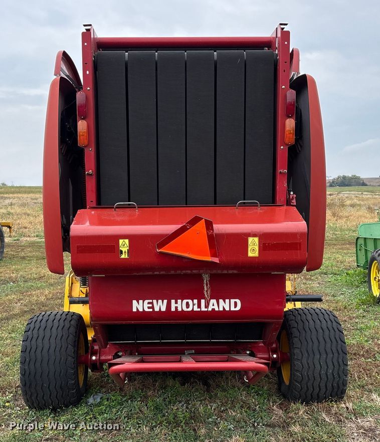 image for item EE4118 2017 New Holland Roll Belt 460 Cropcutter round baler