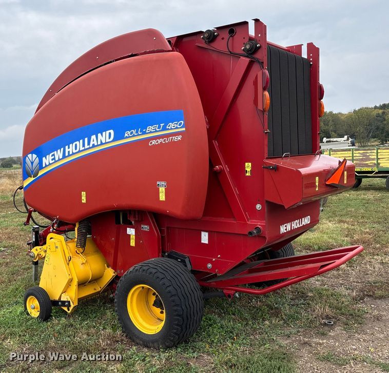 image for item EE4118 2017 New Holland Roll Belt 460 Cropcutter round baler