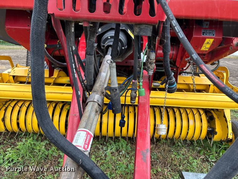 image for item EE4118 2017 New Holland Roll Belt 460 Cropcutter round baler