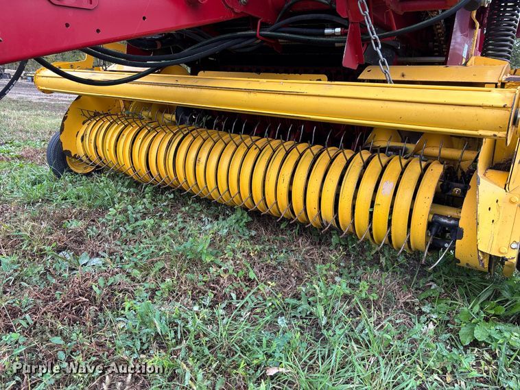 image for item EE4118 2017 New Holland Roll Belt 460 Cropcutter round baler