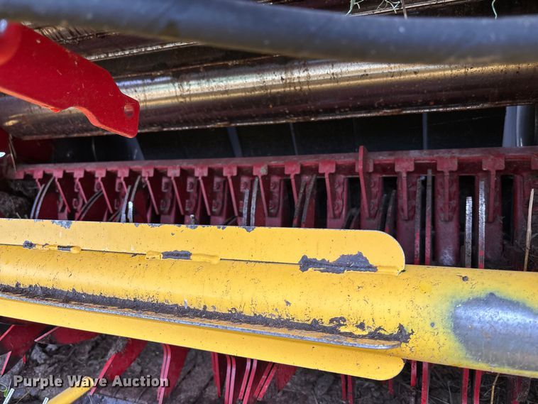 image for item EE4118 2017 New Holland Roll Belt 460 Cropcutter round baler