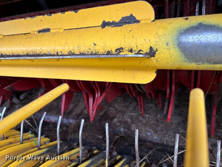 image for item EE4118 2017 New Holland Roll Belt 460 Cropcutter round baler