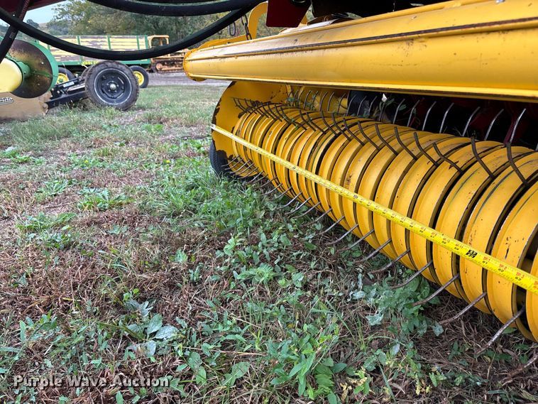 image for item EE4118 2017 New Holland Roll Belt 460 Cropcutter round baler
