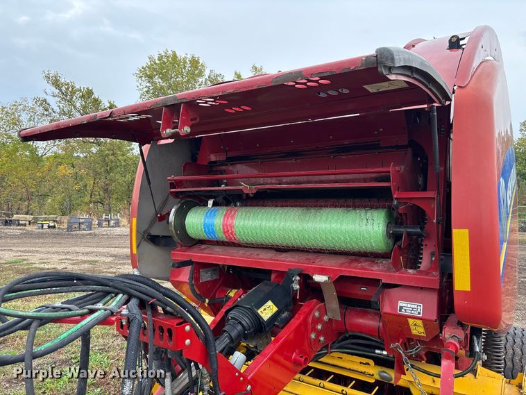 image for item EE4118 2017 New Holland Roll Belt 460 Cropcutter round baler