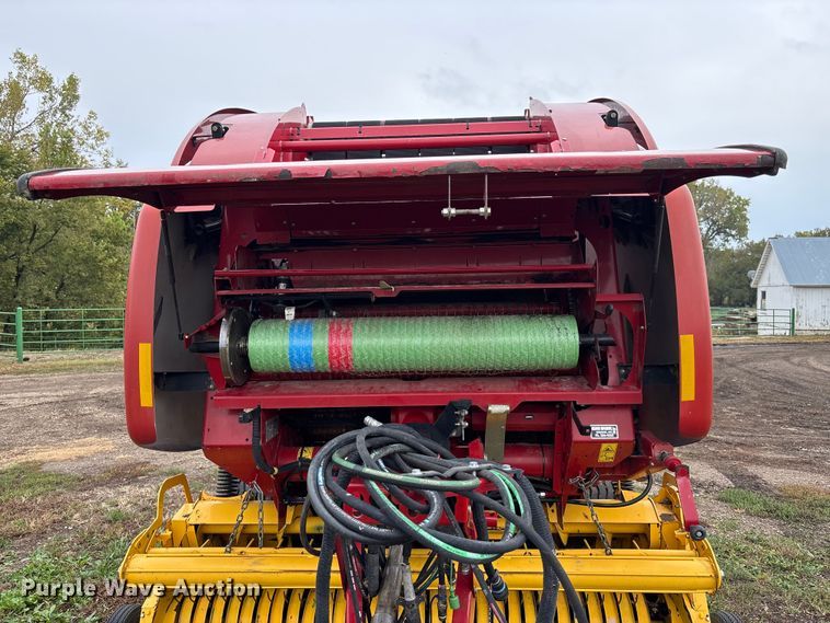 image for item EE4118 2017 New Holland Roll Belt 460 Cropcutter round baler