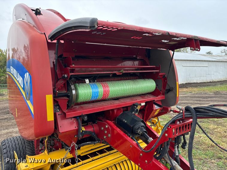 image for item EE4118 2017 New Holland Roll Belt 460 Cropcutter round baler