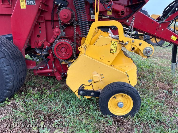 image for item EE4118 2017 New Holland Roll Belt 460 Cropcutter round baler