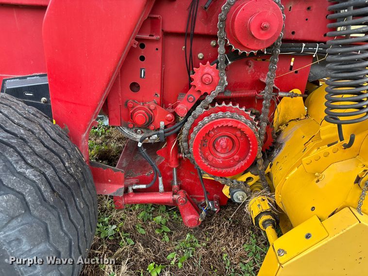image for item EE4118 2017 New Holland Roll Belt 460 Cropcutter round baler
