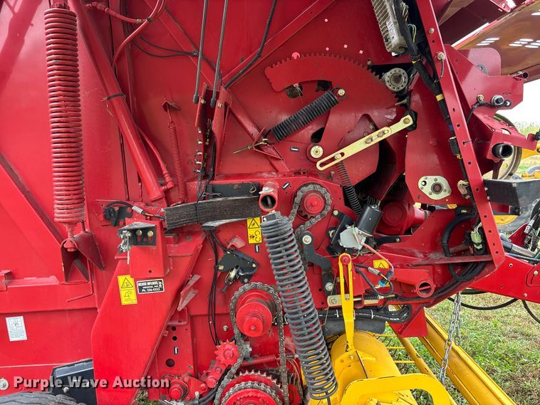 image for item EE4118 2017 New Holland Roll Belt 460 Cropcutter round baler