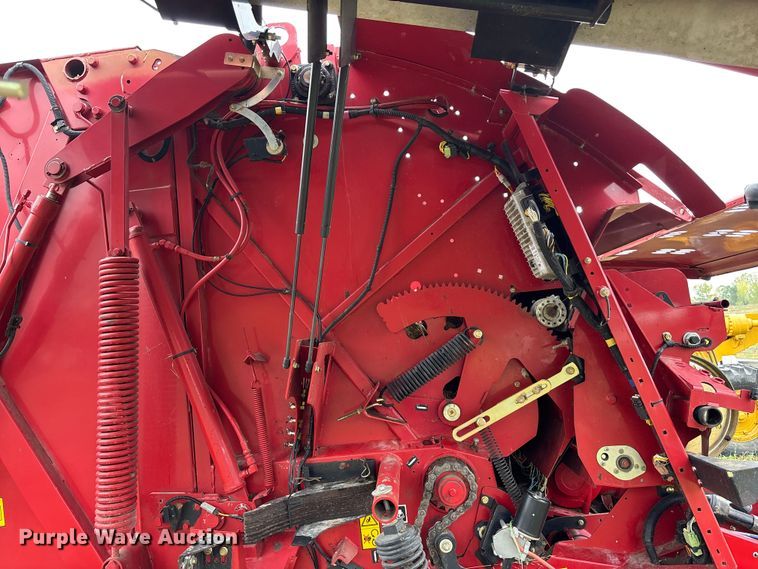 image for item EE4118 2017 New Holland Roll Belt 460 Cropcutter round baler