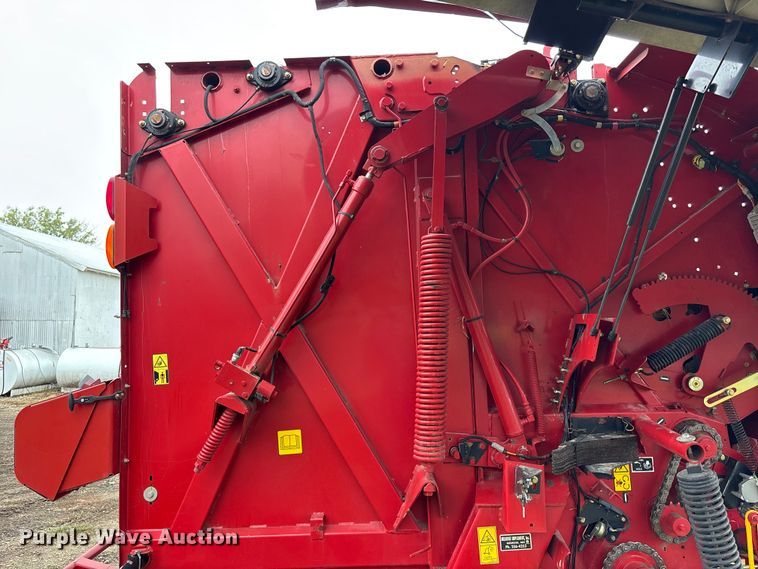 image for item EE4118 2017 New Holland Roll Belt 460 Cropcutter round baler