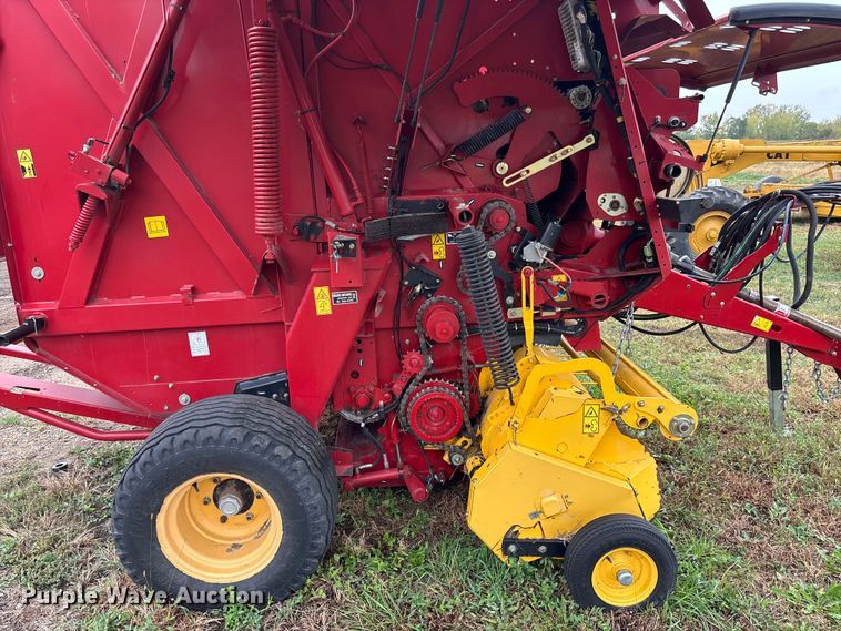 image for item EE4118 2017 New Holland Roll Belt 460 Cropcutter round baler