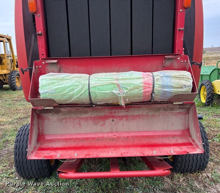 image for item EE4118 2017 New Holland Roll Belt 460 Cropcutter round baler