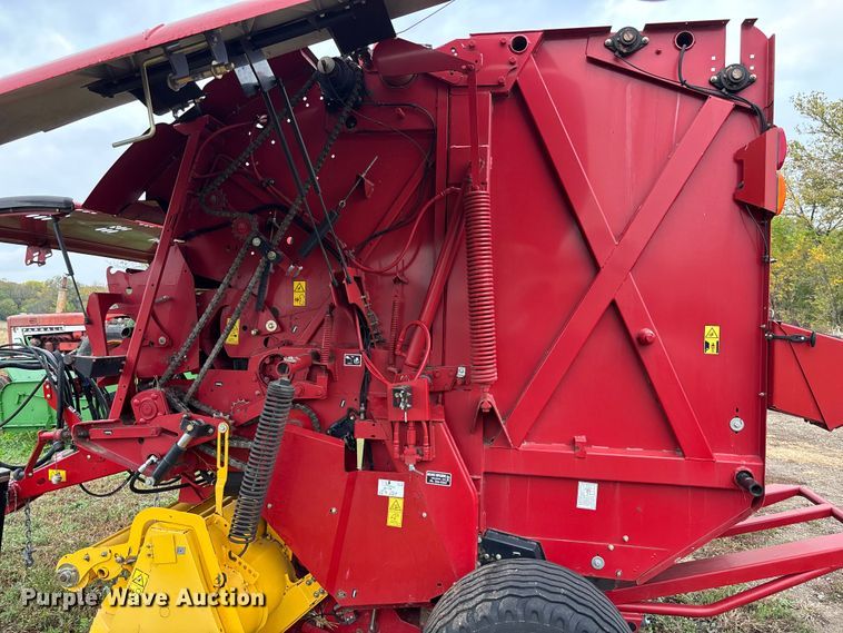 image for item EE4118 2017 New Holland Roll Belt 460 Cropcutter round baler